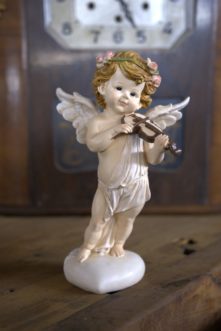 Statuetta angelo con violino. Statuina decorativa in resina fatta a mano dipinta con colori pastello e rose rosa