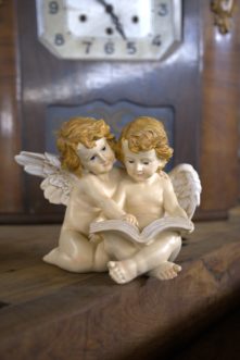 Statuetta di angeli che leggono. Statuina decorativa fatta mano in resina colorata con colori tenui pastello.