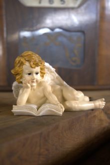 Statuina angelo con libro. Statuetta decorativa in resina colorata fatta a mano e dipinta con colori pastello