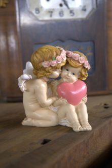 Statuina angeli innamorati. Statuetta decorativa in resina fatta a mano dipinta con colori pastello, rose rosa e cuore
